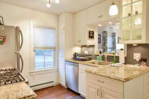 127 Centrally Located In Ptown Dog Friendly With Dedicated Parking Spot