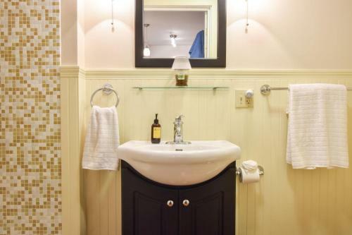 127 Centrally Located In Ptown Dog Friendly With Dedicated Parking Spot