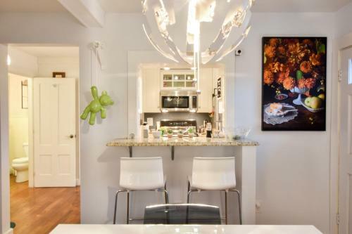 127 Centrally Located In Ptown Dog Friendly With Dedicated Parking Spot