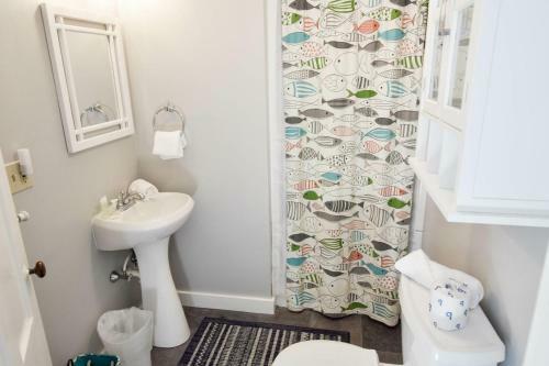 138 Walk To Water Walk To Town Updated Kitchen Private Deck Games, And AC