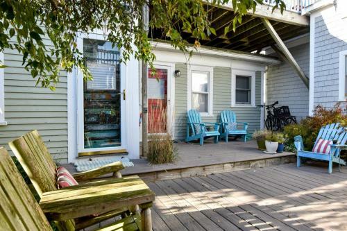 138 Walk To Water Walk To Town Updated Kitchen Private Deck Games, And AC