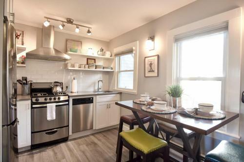 138 Walk To Water Walk To Town Updated Kitchen Private Deck Games, And AC