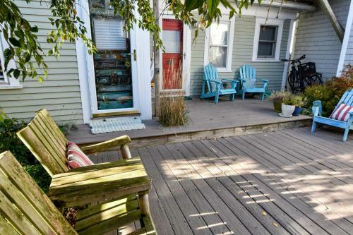 138 Walk To Water Walk To Town Updated Kitchen Private Deck Games, And AC