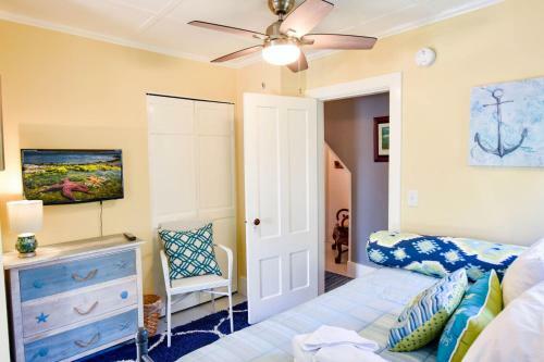 138 Walk To Water Walk To Town Updated Kitchen Private Deck Games, And AC