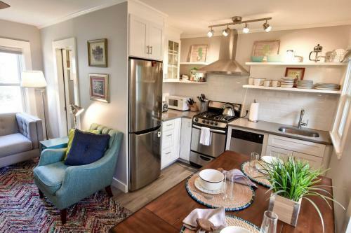 138 Walk To Water Walk To Town Updated Kitchen Private Deck Games, And AC