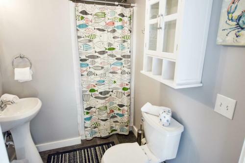 138 Walk To Water Walk To Town Updated Kitchen Private Deck Games, And AC