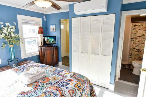 138 Walk To Water Walk To Town Updated Kitchen Private Deck Games, And AC
