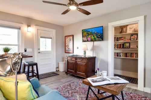 138 Walk To Water Walk To Town Updated Kitchen Private Deck Games, And AC
