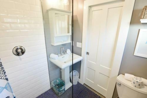 138 Walk To Water Walk To Town Updated Kitchen Private Deck Games, And AC