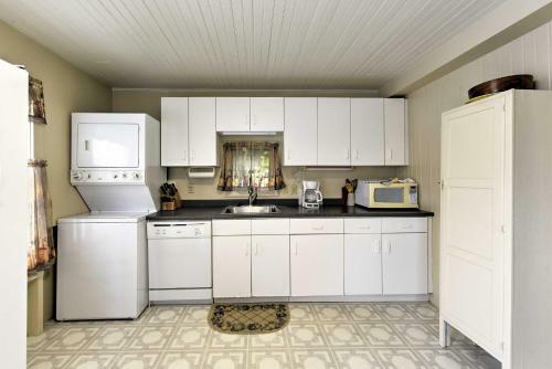Upper Cape Cod Bayfront House - Walk To Beach!