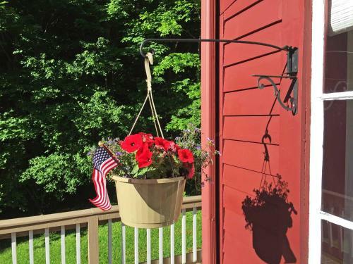 Tranquil 3br Stockbridge House With Private Deck