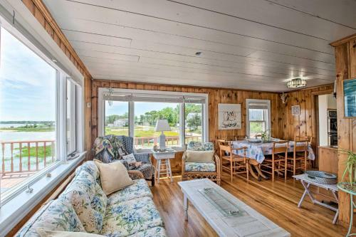 Waterfront Cape Cod Cottage With Beach And Deck!