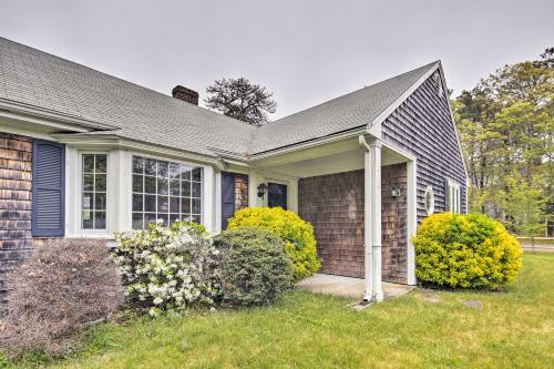 Spacious Getaway With Deck - Walk To Nantucket Sound!