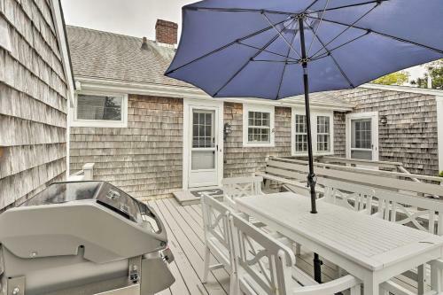 Spacious Getaway With Deck - Walk To Nantucket Sound!