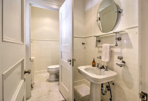 Spacious Tudor Style Home 1mi To Downtown Bay City