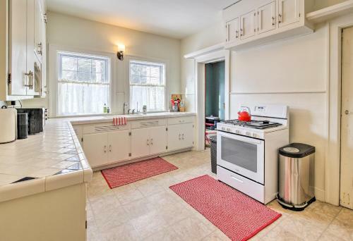Spacious Tudor Style Home 1mi To Downtown Bay City