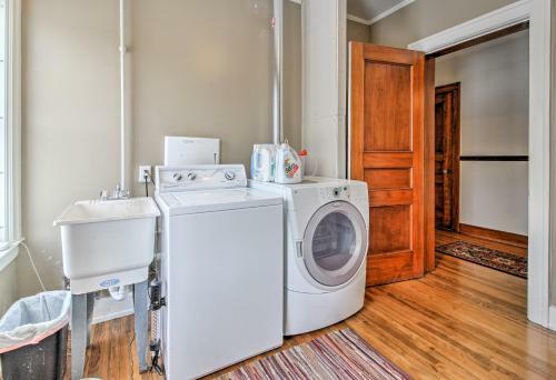 Spacious Tudor Style Home 1mi To Downtown Bay City