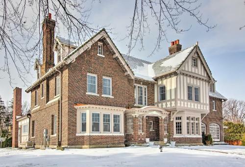 Spacious Tudor Style Home 1mi To Downtown Bay City