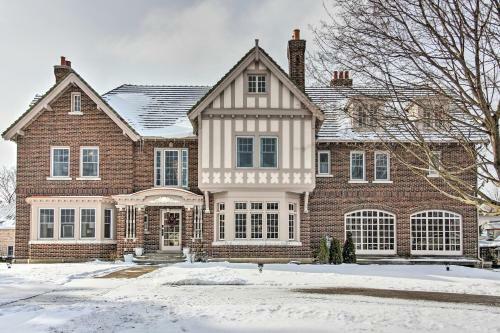 Spacious Tudor Style Home 1mi To Downtown Bay City