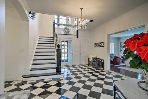 Spacious Tudor Style Home 1mi To Downtown Bay City