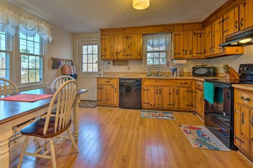 Cozy Yarmouth Home - Walk To Colonial Acres Beach!