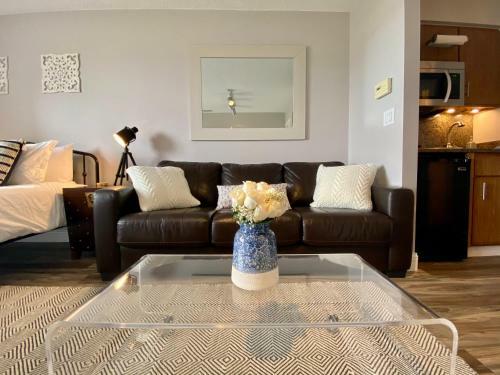 Cozy-contemporary Lake-view Condo @ The Shores