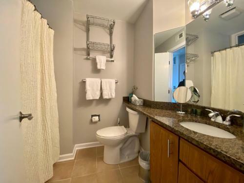 Cozy-contemporary Lake-view Condo @ The Shores