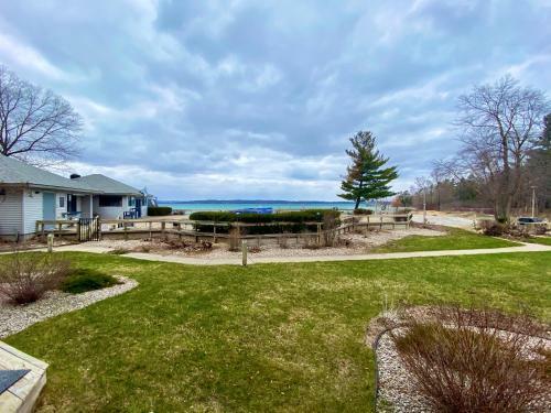 Cozy-contemporary Lake-view Condo @ The Shores