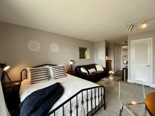 Cozy-contemporary Lake-view Condo @ The Shores