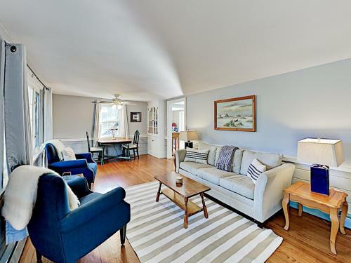 New Listing! Lovely Cottage Near Ceach With Backyard, Deck Cottage
