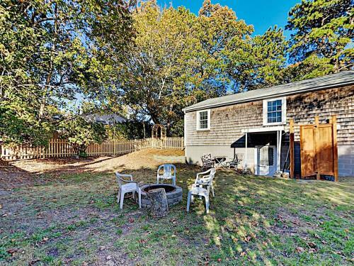 New Listing! Lovely Cottage Near Ceach With Backyard, Deck Cottage