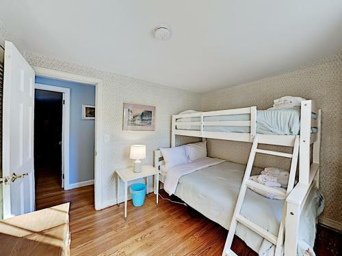 New Listing! Lovely Cottage Near Ceach With Backyard, Deck Cottage