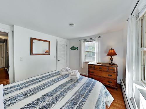New Listing! Lovely Cottage Near Ceach With Backyard, Deck Cottage