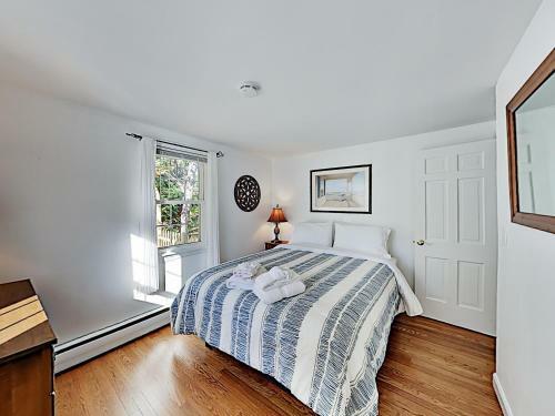 New Listing! Lovely Cottage Near Ceach With Backyard, Deck Cottage