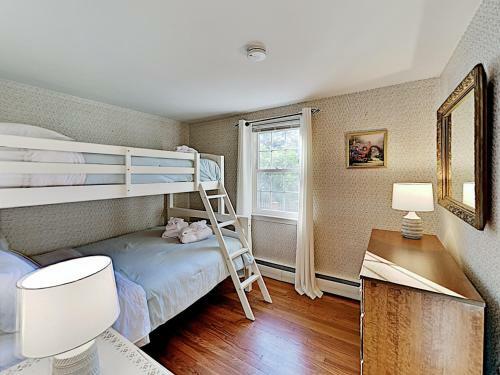 New Listing! Lovely Cottage Near Ceach With Backyard, Deck Cottage