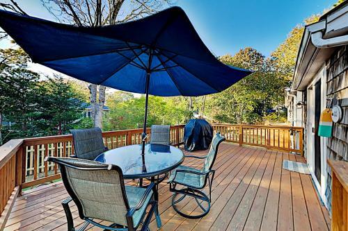 New Listing! Lovely Cottage Near Ceach With Backyard, Deck Cottage