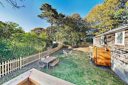 New Listing! Lovely Cottage Near Ceach With Backyard, Deck Cottage