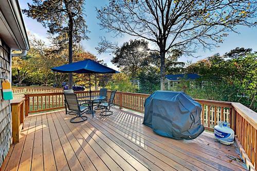 New Listing! Lovely Cottage Near Ceach With Backyard, Deck Cottage