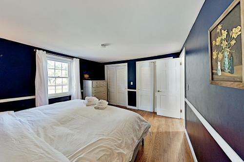 New Listing! Lovely Cottage Near Ceach With Backyard, Deck Cottage