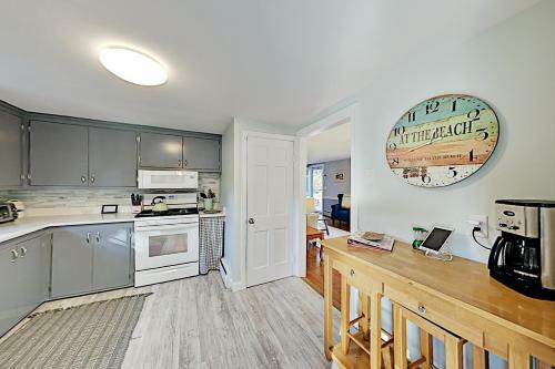 New Listing! Lovely Cottage Near Ceach With Backyard, Deck Cottage