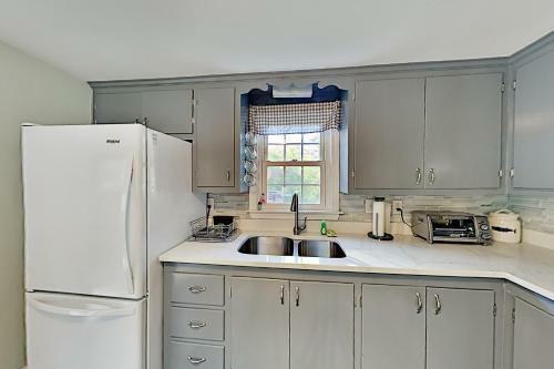 New Listing! Lovely Cottage Near Ceach With Backyard, Deck Cottage