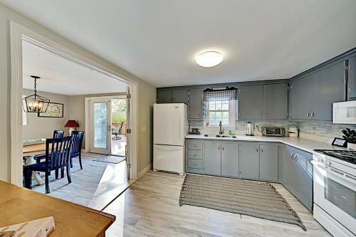 New Listing! Lovely Cottage Near Ceach With Backyard, Deck Cottage