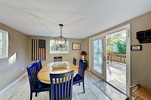 New Listing! Lovely Cottage Near Ceach With Backyard, Deck Cottage