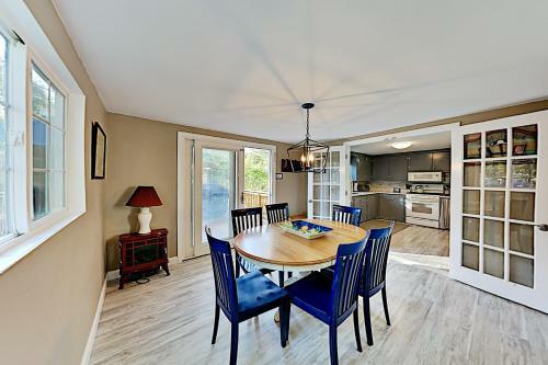 New Listing! Lovely Cottage Near Ceach With Backyard, Deck Cottage
