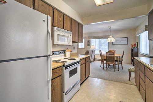 Cozy Cottage With Hot Tub Access, Walk To Lake!