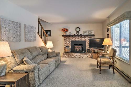 Cozy Cottage With Hot Tub Access, Walk To Lake!