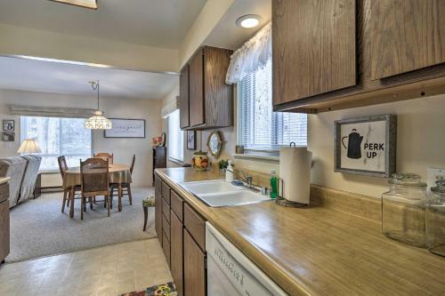 Cozy Cottage With Hot Tub Access, Walk To Lake!