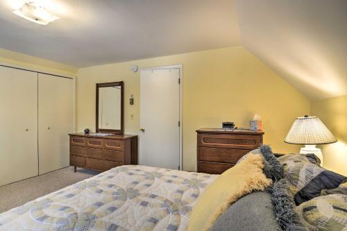 Cozy Cottage With Hot Tub Access, Walk To Lake!