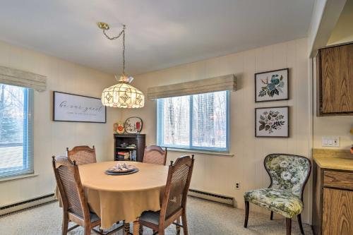 Cozy Cottage With Hot Tub Access, Walk To Lake!