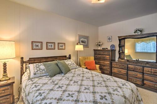 Cozy Cottage With Hot Tub Access, Walk To Lake!